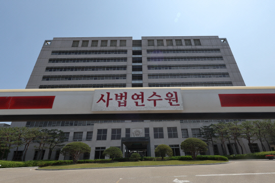 대법원 전원합의체의 이재명 더불어민주당 제21대 대선후보 판결로 촉발된 사법부 안팎 논란을 다룰 전국법관대표회의가 하루 앞으로 다가온 25일, 회의 개최 장소인 경기 고양시 사법연수원 정문 모습.<연합뉴스 사진>